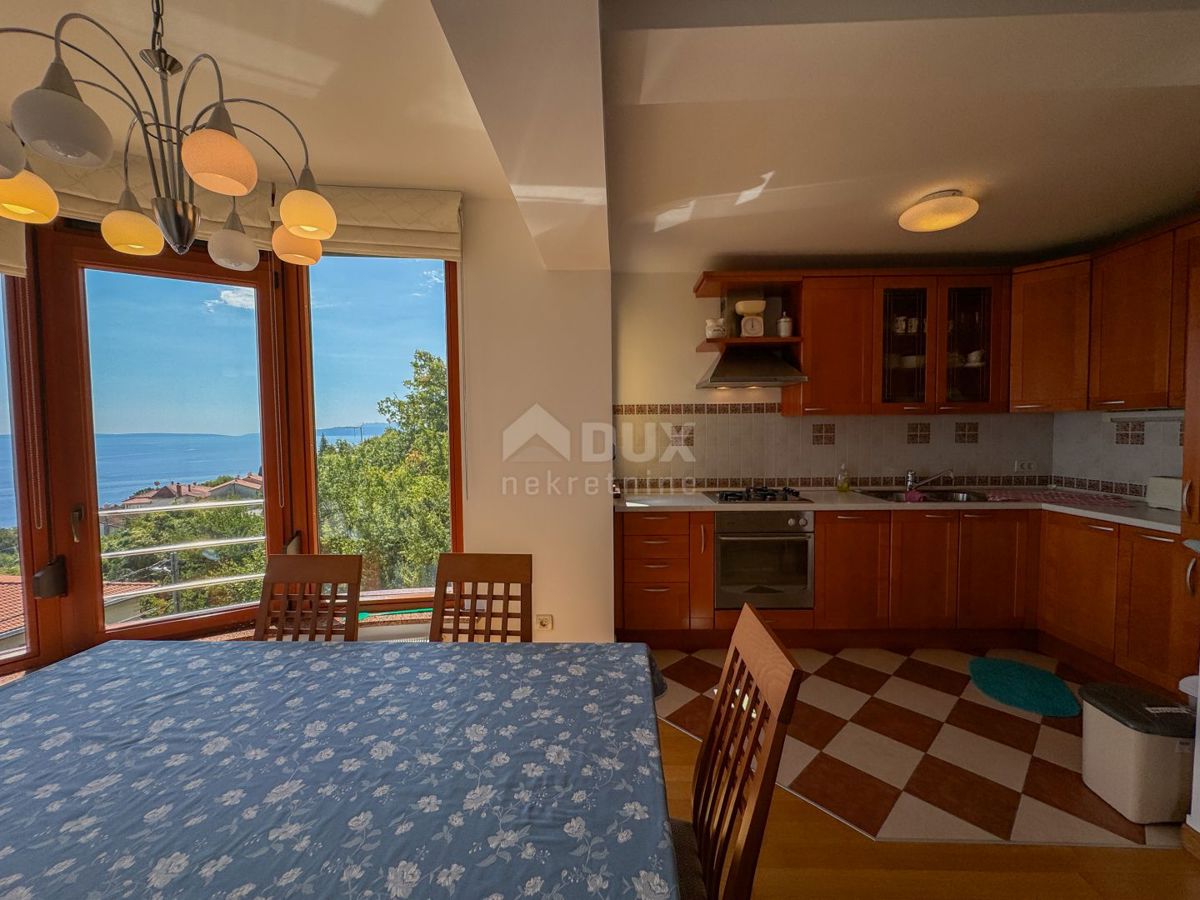 OPATIJA, CENTRO - appartamento più grande in un bel palazzo con vista su tutto il Golfo del Quarnero 