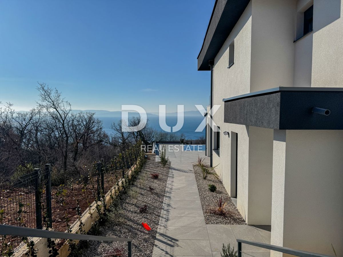 RIJEKA, KOSTRENA - due ville con due piscine, garage, splendida costruzione nuova con vista mare, raro investimento