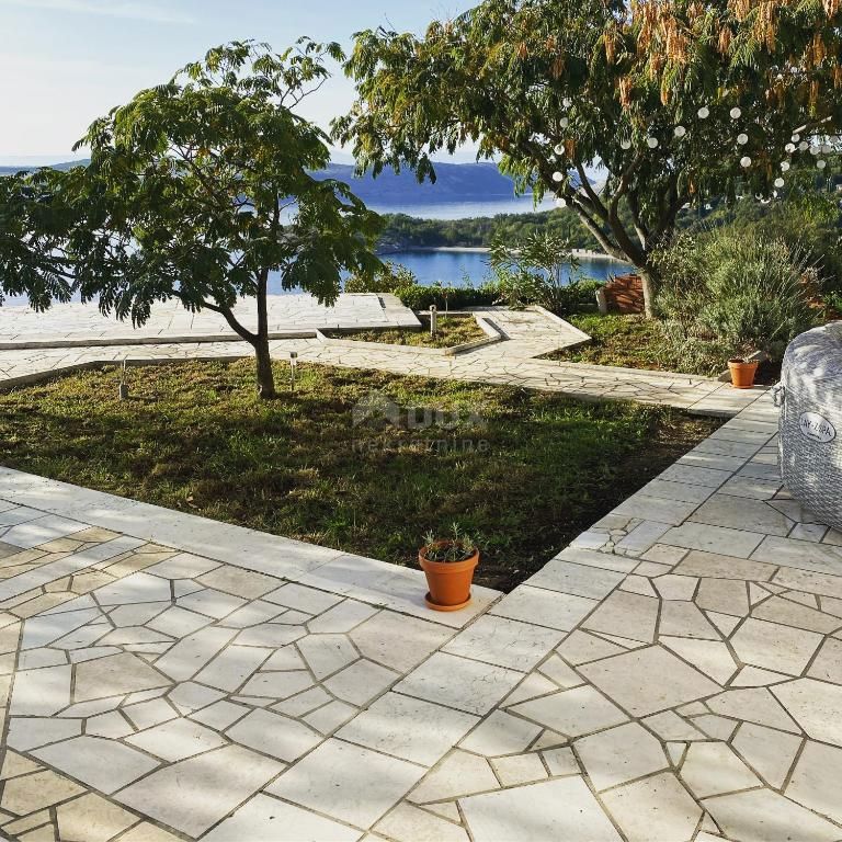 CRIKVENICA, JADRANOVO - spazioso appartamento al piano terra, 80 m dal mare