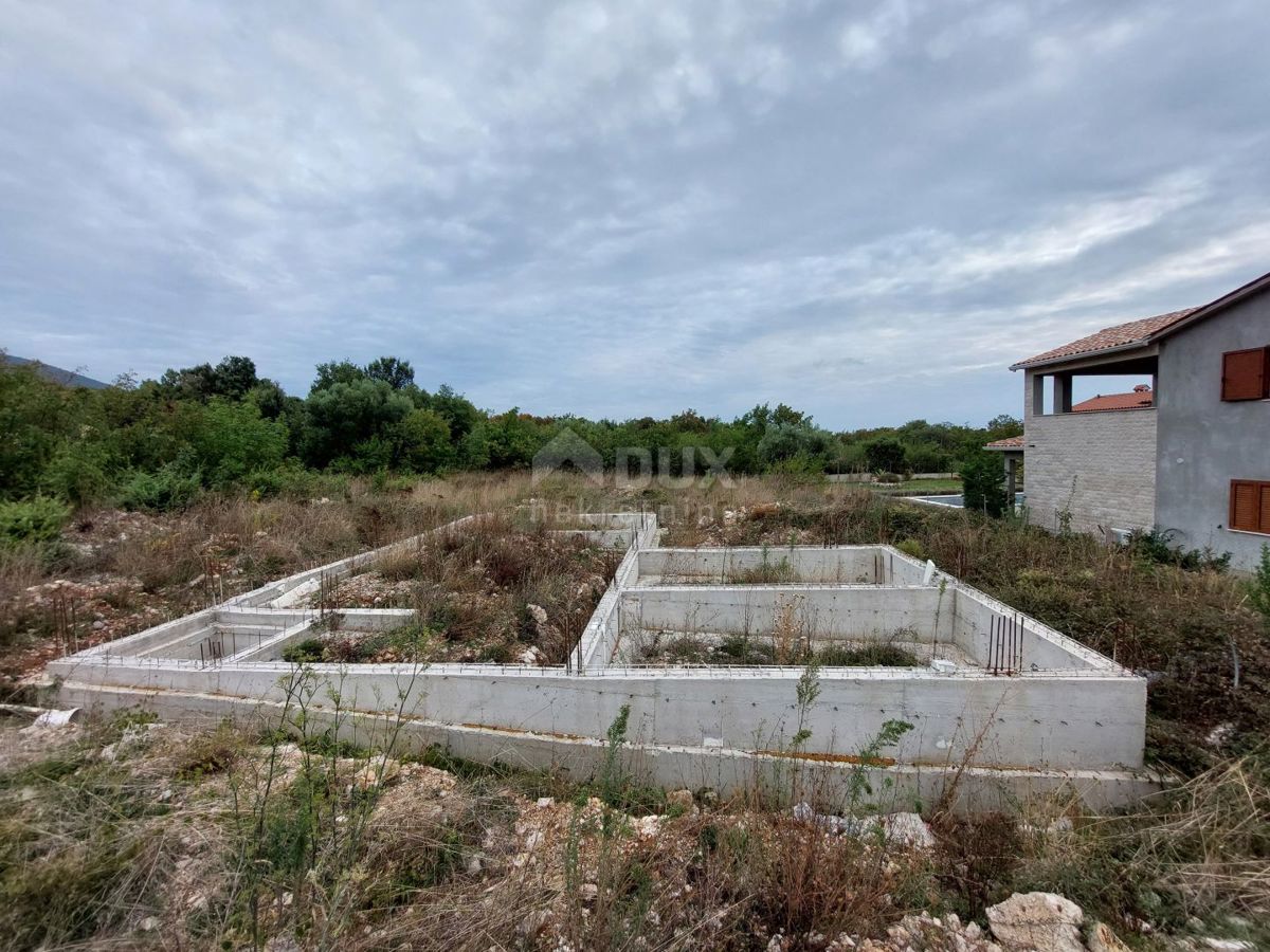 ISTRIA, RABAC, DINTORNI - Terreno con concessione edilizia e costruzione avviata