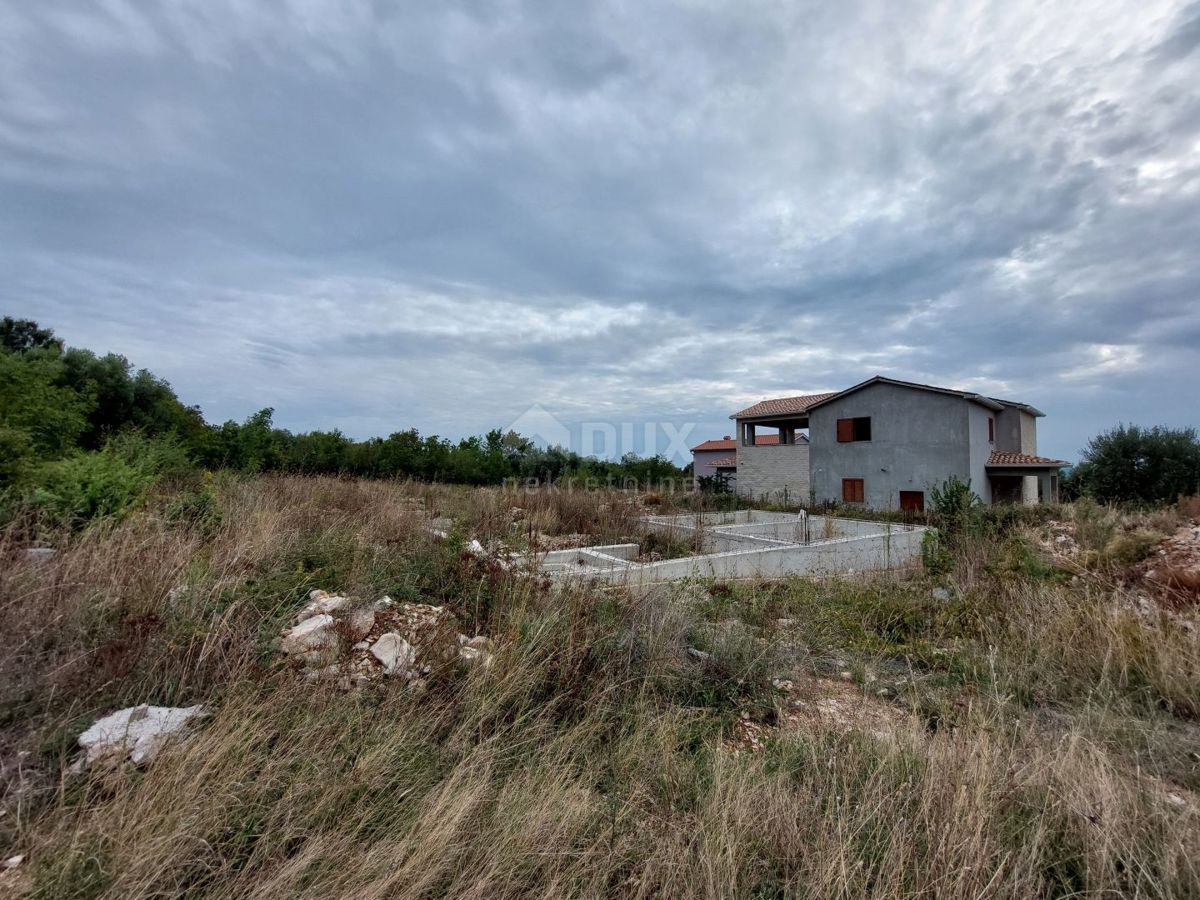 ISTRIA, RABAC, DINTORNI - Terreno con concessione edilizia e costruzione avviata