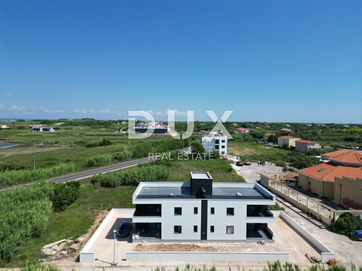 ZADAR, PRIVLAKA - Edificio residenziale di lusso con quattro appartamenti e una terrazza sul tetto con vista sul mare a Privlaka!