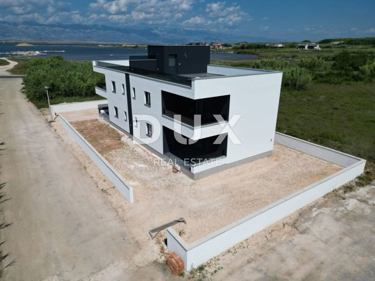 ZADAR, PRIVLAKA - Edificio residenziale di lusso con quattro appartamenti e una terrazza sul tetto con vista sul mare a Privlaka!