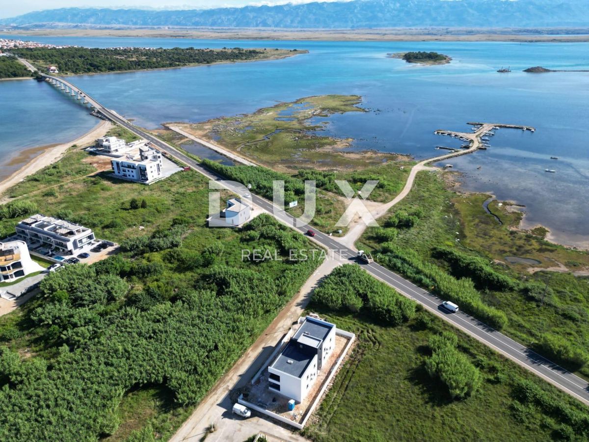 ZADAR, PRIVLAKA - Edificio residenziale di lusso con quattro appartamenti e una terrazza sul tetto con vista sul mare a Privlaka!