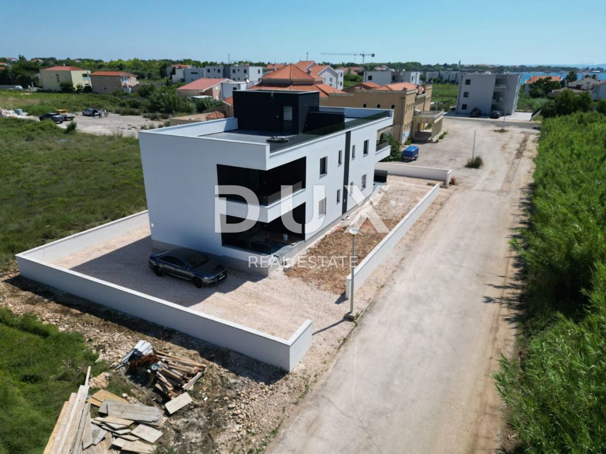 ZADAR, PRIVLAKA - Edificio residenziale di lusso con quattro appartamenti e una terrazza sul tetto con vista sul mare a Privlaka!