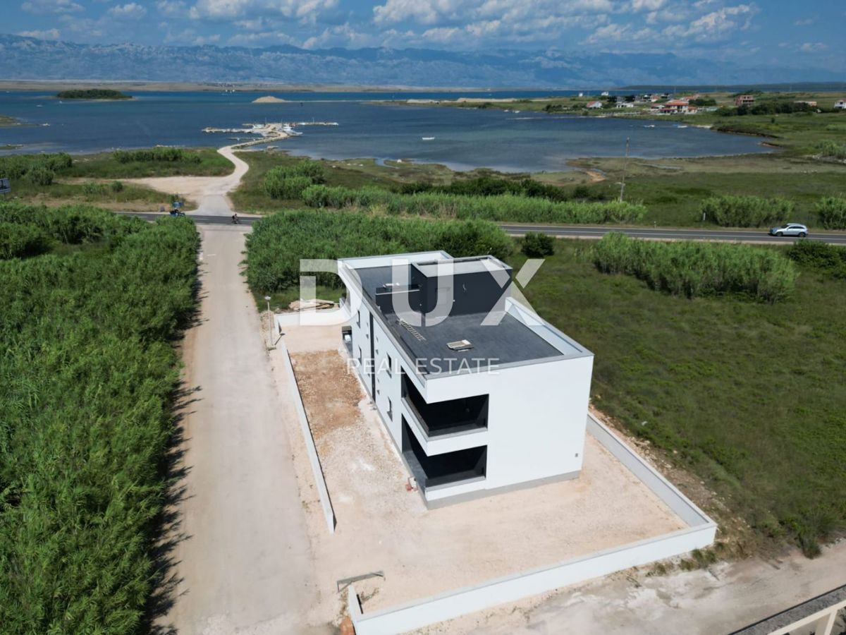 ZADAR, PRIVLAKA - Edificio residenziale di lusso con quattro appartamenti e una terrazza sul tetto con vista sul mare a Privlaka!