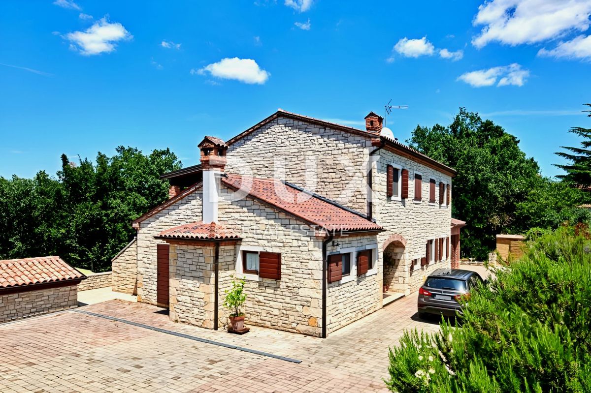 ISTRIA, BUJE - Villa rustica con ampio giardino