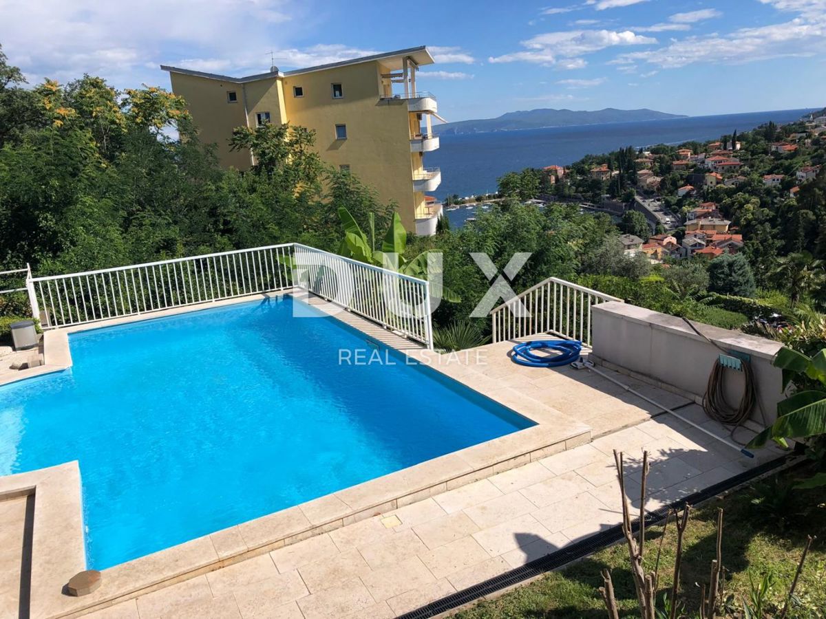 OPATIJA, IČIĆI - spazioso appartamento duplex a 250 metri dal mare con piscina e giardino