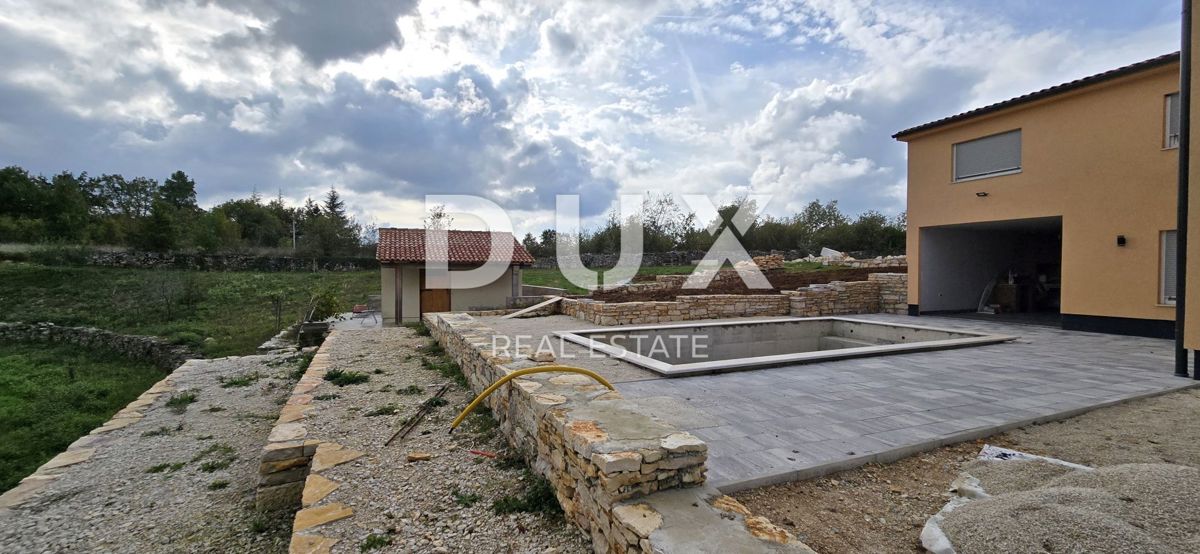 ISTRIA, SVETVINČENAT - Privacy! Incantevole casa di recente costruzione con piscina e ampio giardino.