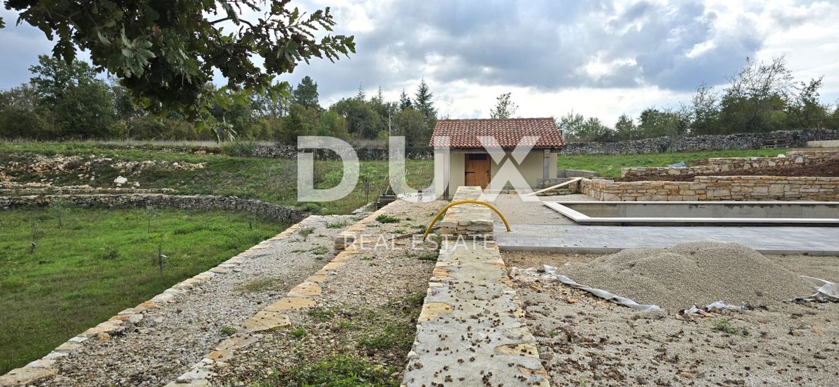 ISTRIA, SVETVINČENAT - Privacy! Incantevole casa di recente costruzione con piscina e ampio giardino.