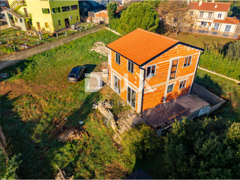 ISTRIA, LIŽNJAN Terreno edificabile con casa secondo il design ROH BAU!