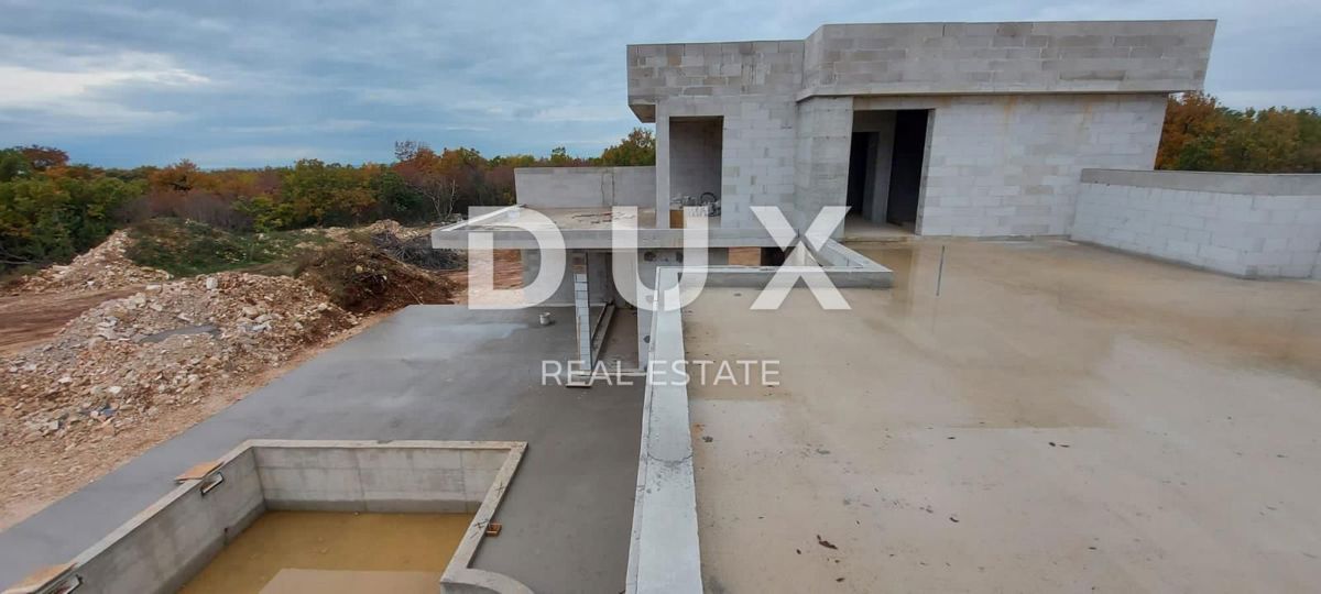 ISTRIA, PULA - villa esclusiva con piscina in fase Rohbau - posizione privata con giardino 2700m2