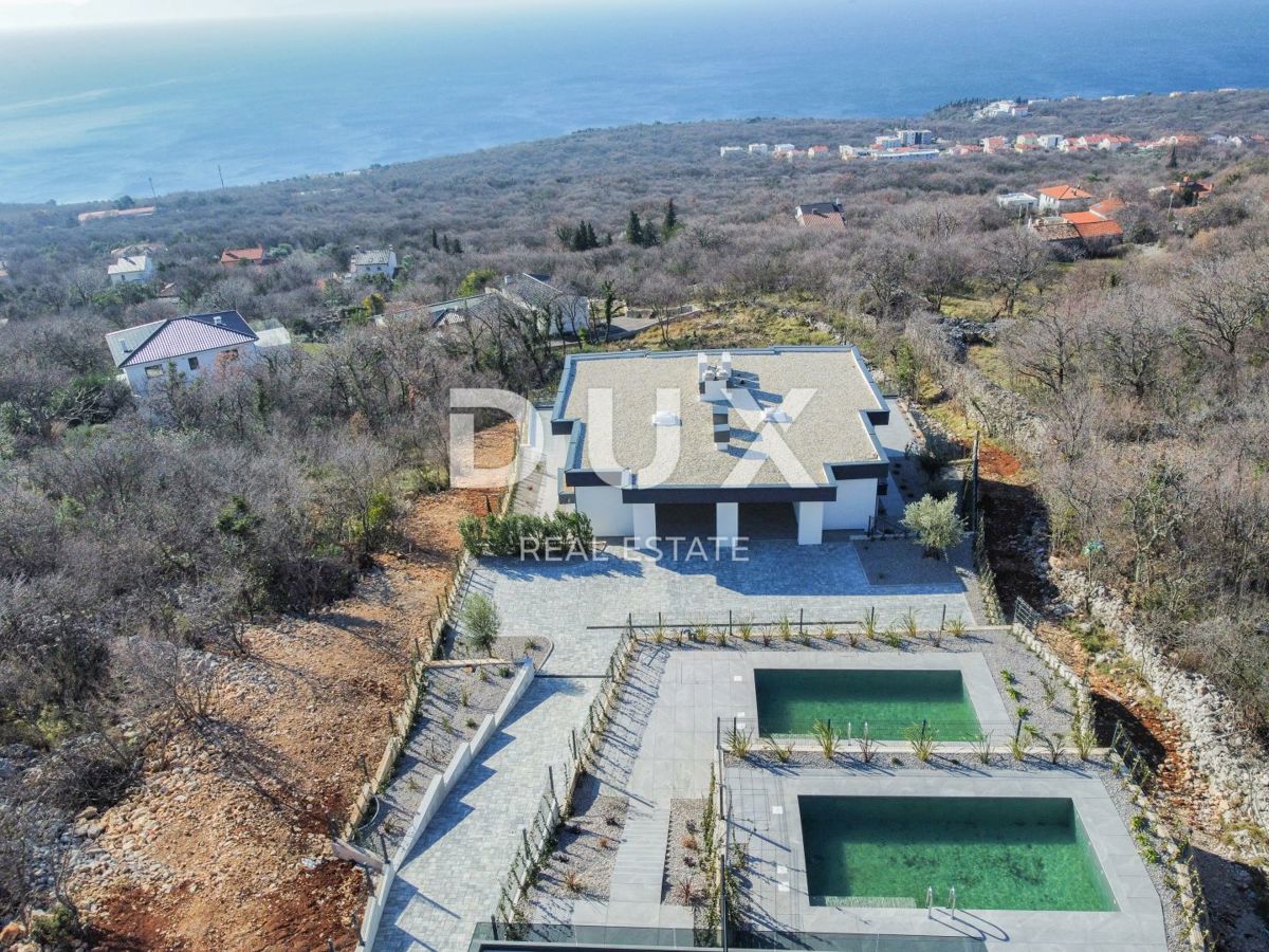 RIJEKA, KOSTRENA - una villa esclusiva con piscina e garage e vista panoramica sul mare