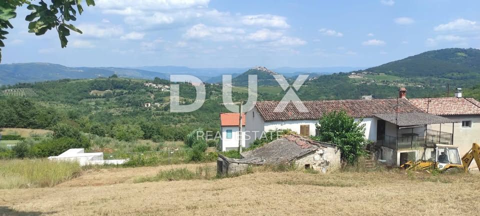 ISTRIA, RAKOTULE - Terreno edificabile con casa e vista su Montona - opportunità di investimento!
