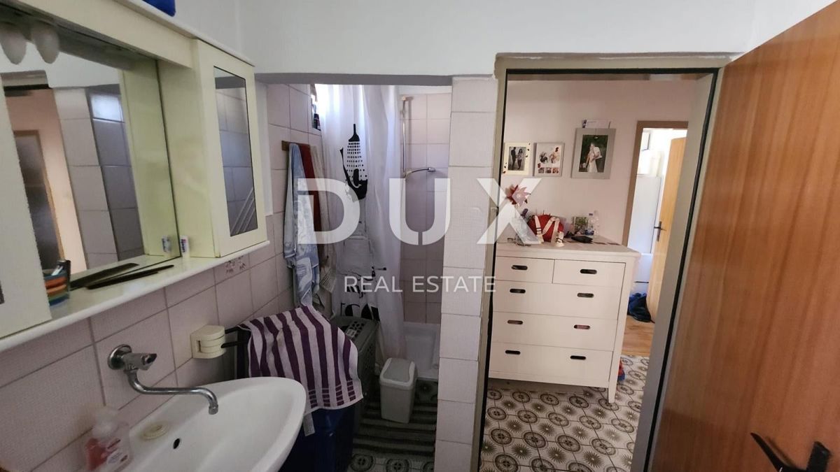 ISTRIA, LABIN - Casa isolata con servizi ausiliari e vista mare