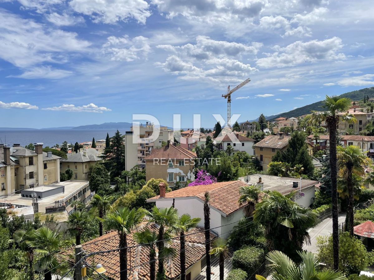 OPATIJA, CENTRO - grande appartamento in una villa austro-ungarica con parcheggio e terrazza 