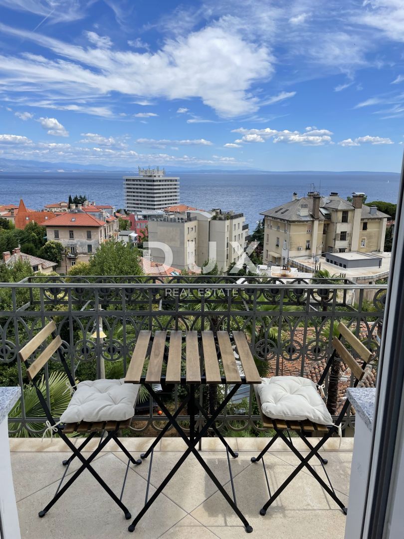 OPATIJA, CENTRO - grande appartamento in una villa austro-ungarica con parcheggio e terrazza 