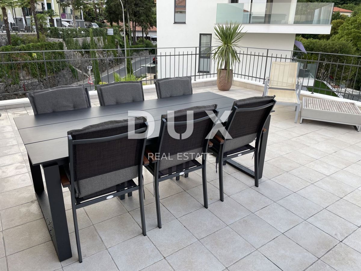 OPATIJA, CENTRO - grande appartamento in una villa austro-ungarica con parcheggio e terrazza 