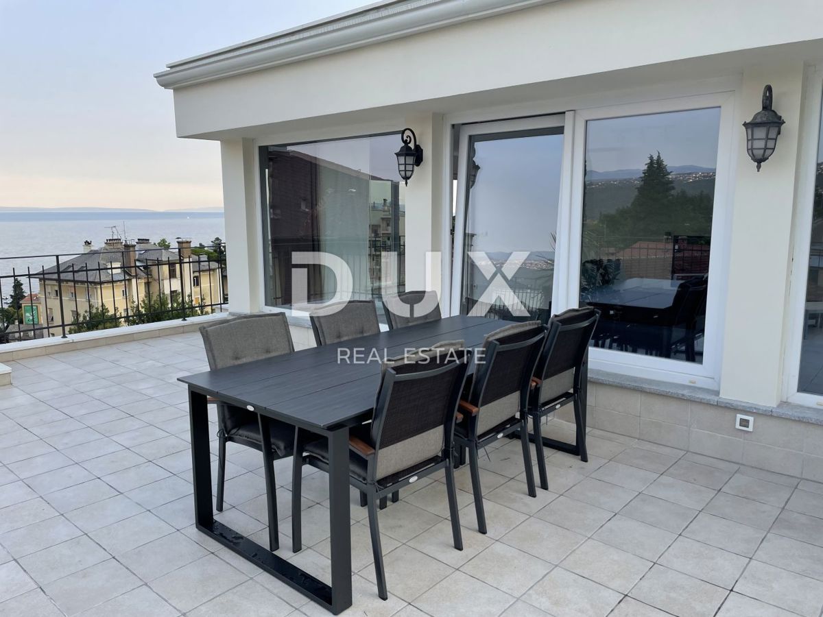 OPATIJA, CENTRO - grande appartamento in una villa austro-ungarica con parcheggio e terrazza 