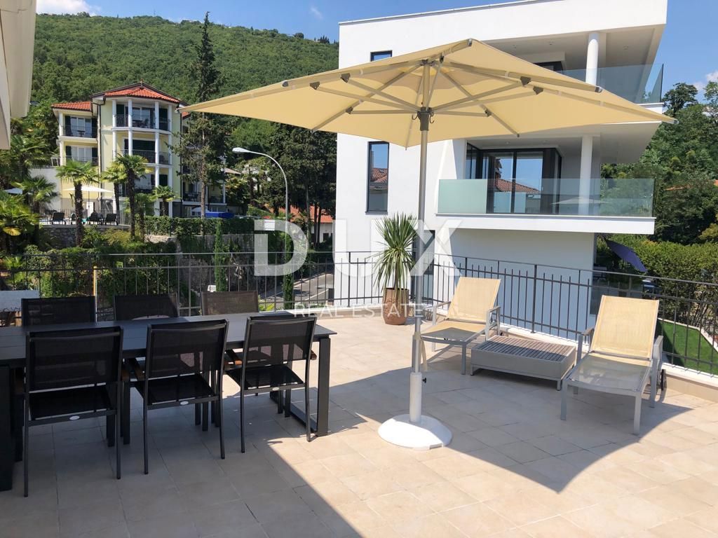 OPATIJA, CENTRO - grande appartamento in una villa austro-ungarica con parcheggio e terrazza 