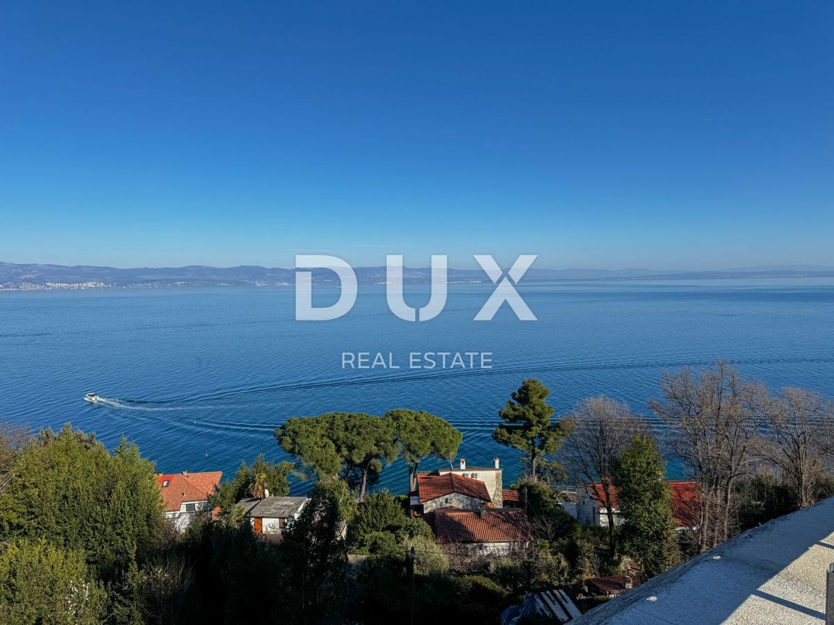 OPATIJA, RIVIERA - terreno per costruire una casa bifamiliare con piscina a 300 m dalla spiaggia, vista panoramica sul mare