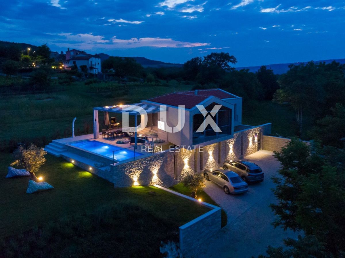 ISTRIA, MONTONA - Villa dall'architettura particolare con una vista meravigliosa!