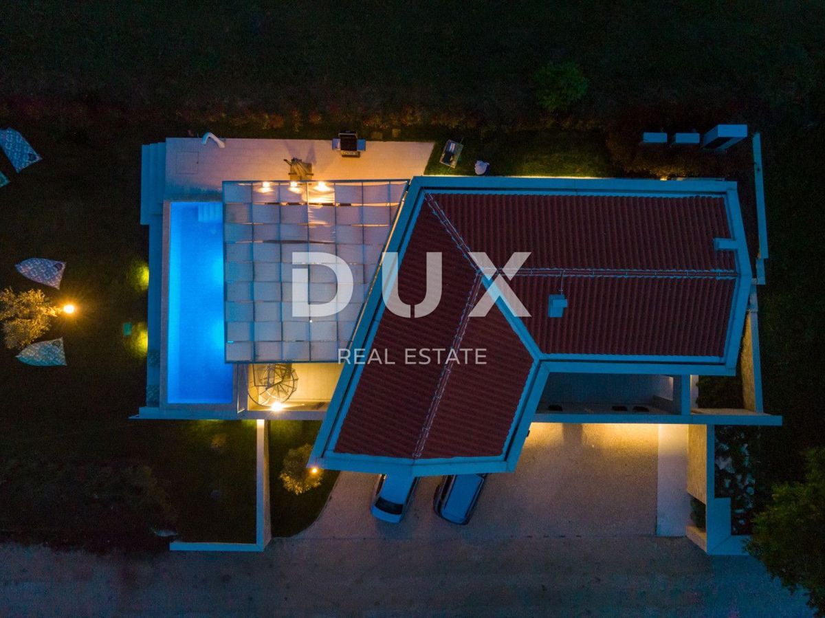 ISTRIA, MONTONA - Villa dall'architettura particolare con una vista meravigliosa!