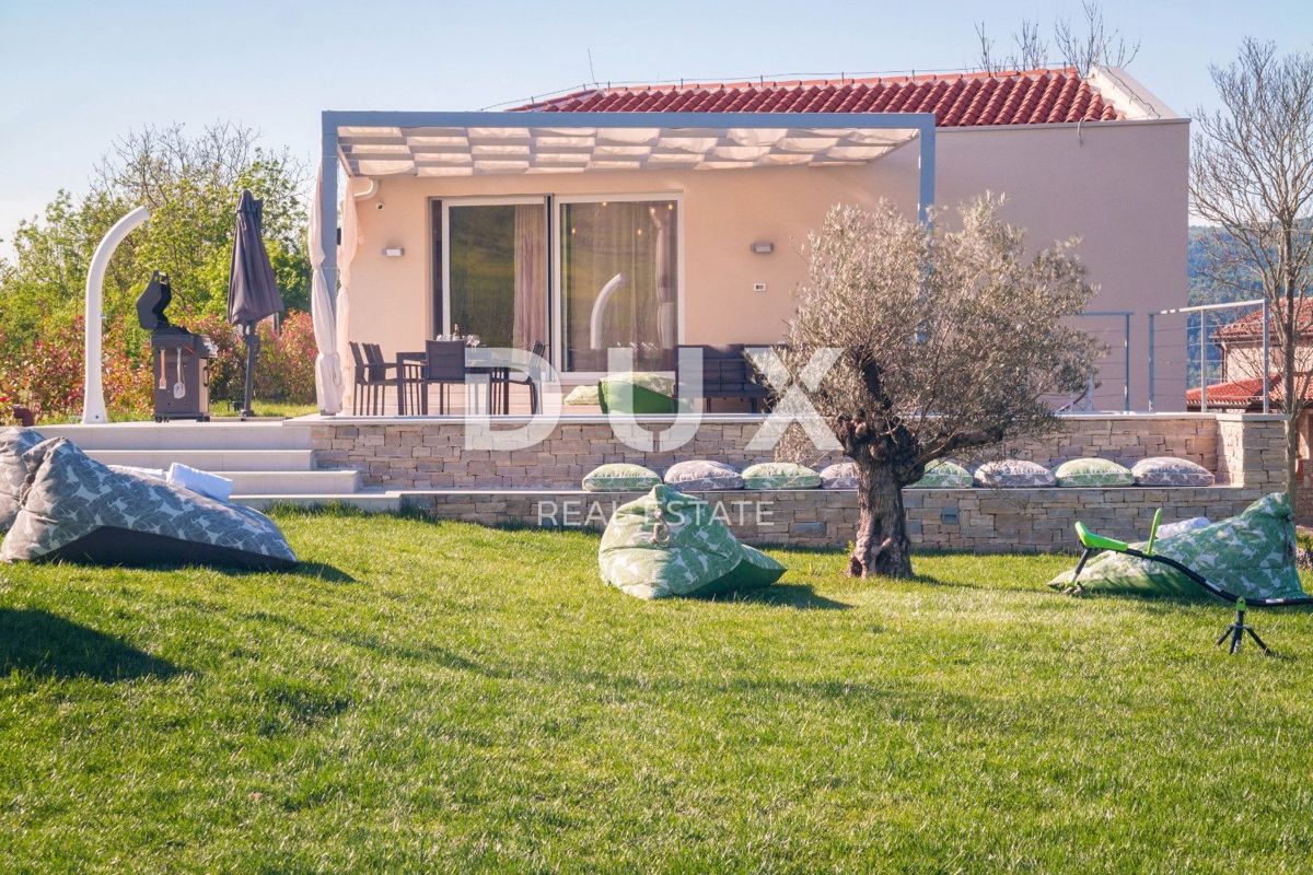 ISTRIA, MONTONA - Villa dall'architettura particolare con una vista meravigliosa!