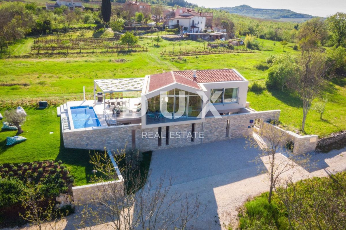ISTRIA, MONTONA - Villa dall'architettura particolare con una vista meravigliosa!