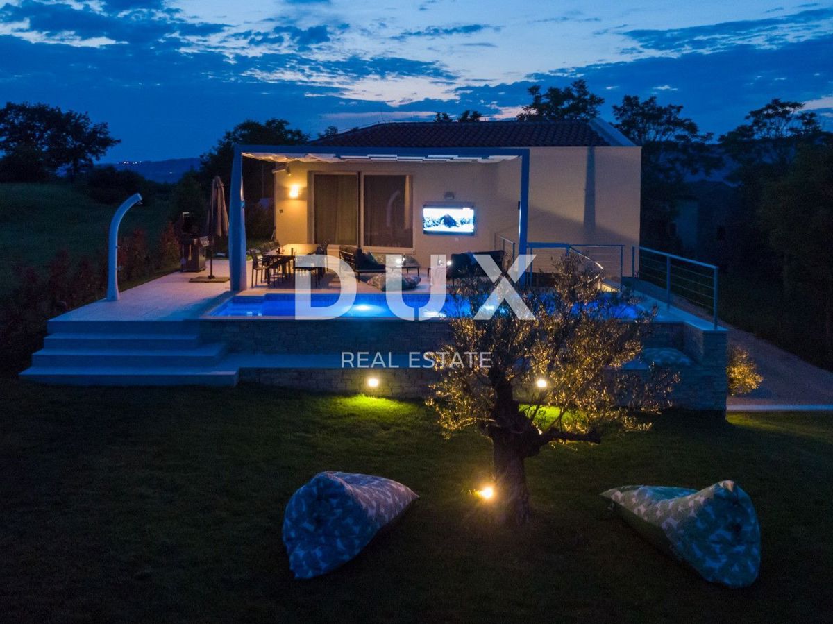 ISTRIA, MONTONA - Villa dall'architettura particolare con una vista meravigliosa!