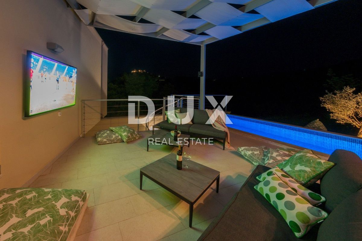 ISTRIA, MONTONA - Villa dall'architettura particolare con una vista meravigliosa!