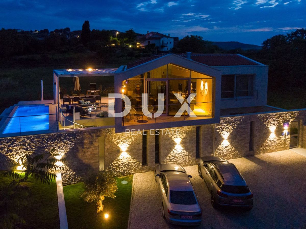 ISTRIA, MONTONA - Villa dall'architettura particolare con una vista meravigliosa!
