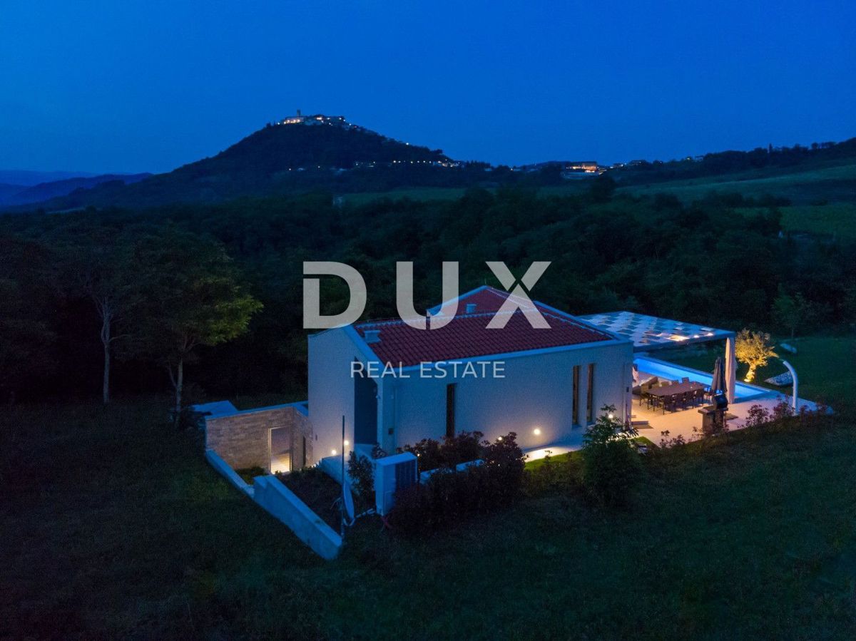 ISTRIA, MONTONA - Villa dall'architettura particolare con una vista meravigliosa!