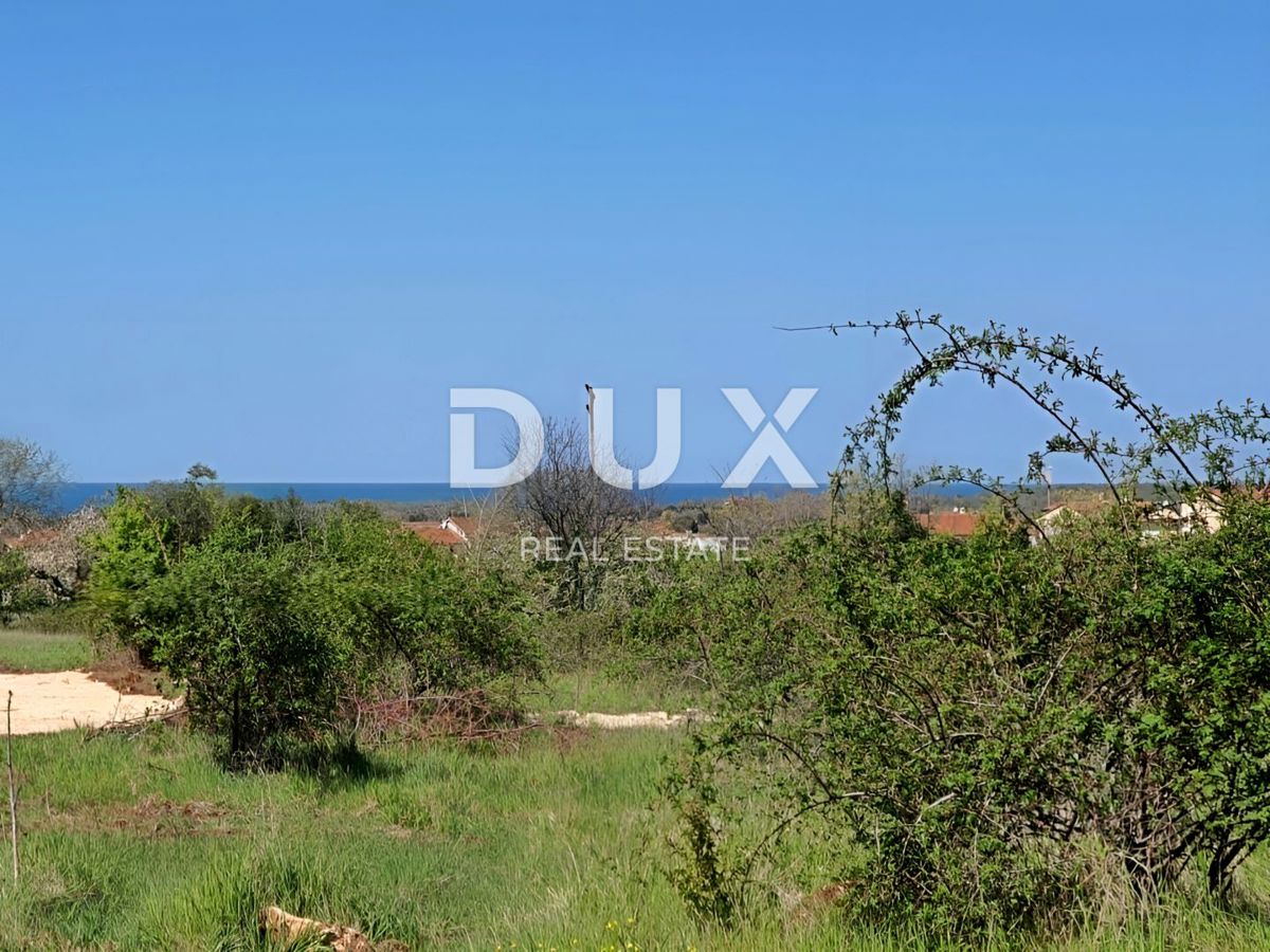 ISTRIA, PARENZO - Ampio terreno edificabile in posizione attraente