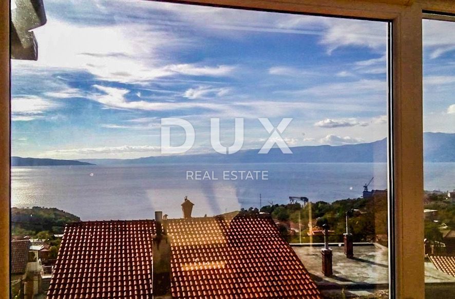 RIJEKA, KOSTRENA - Appartamento duplex con giardino a 800 m dal mare