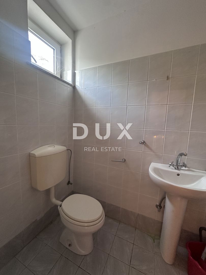 RIJEKA, KOSTRENA - Appartamento duplex con giardino a 800 m dal mare
