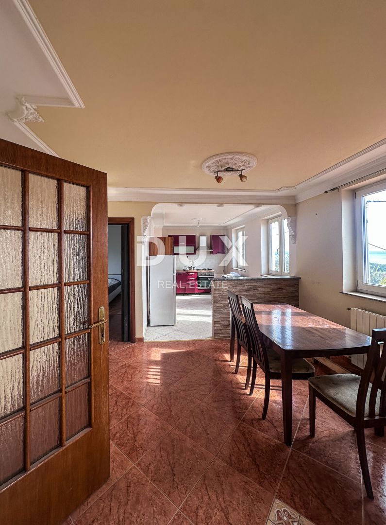 RIJEKA, KOSTRENA - Appartamento duplex con giardino a 800 m dal mare