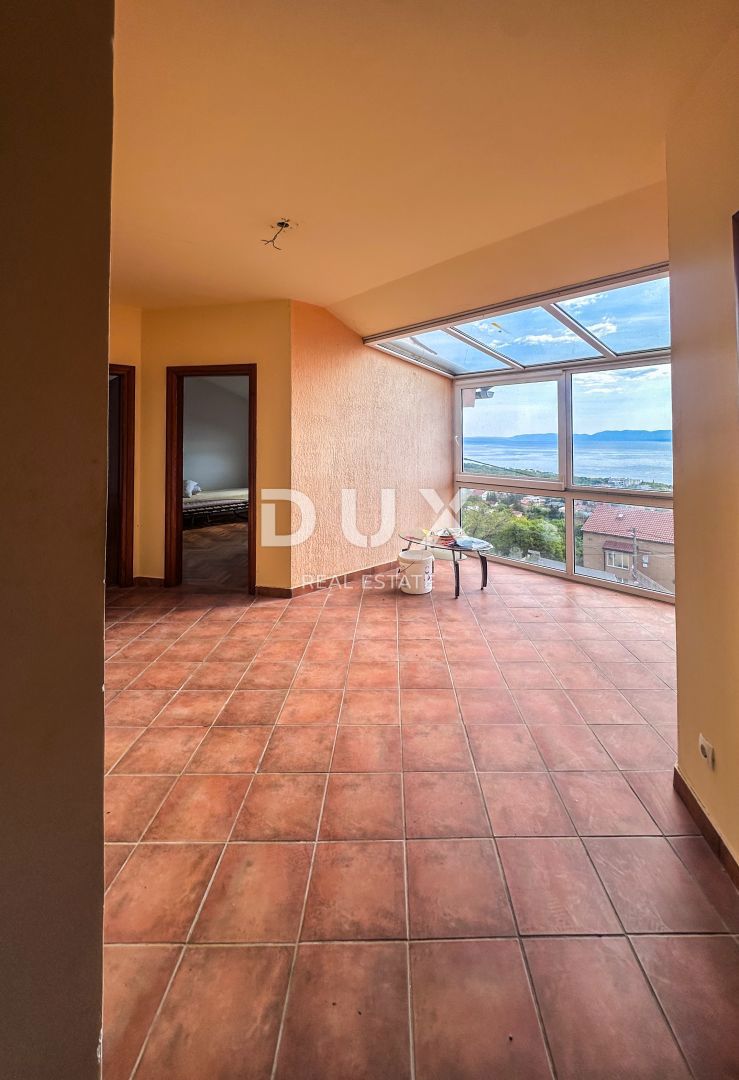 RIJEKA, KOSTRENA - Appartamento duplex con giardino a 800 m dal mare