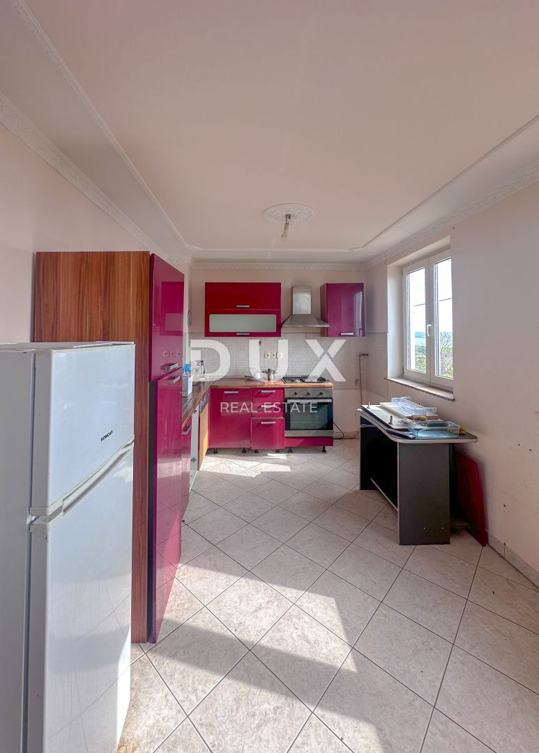 RIJEKA, KOSTRENA - Appartamento duplex con giardino a 800 m dal mare