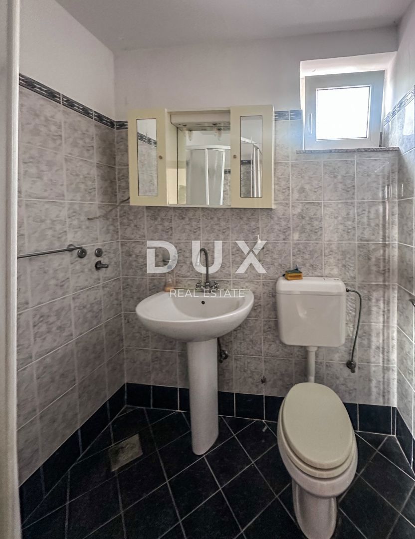 RIJEKA, KOSTRENA - Appartamento duplex con giardino a 800 m dal mare
