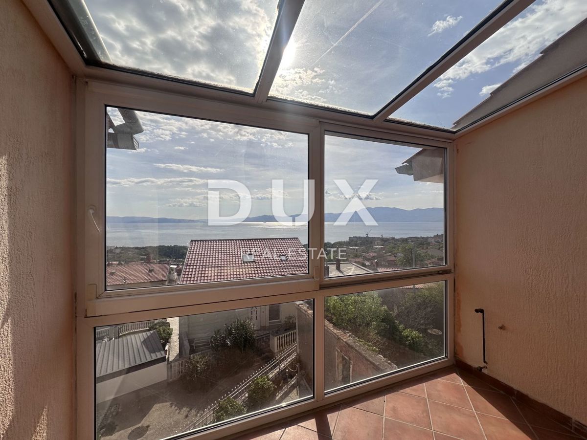 RIJEKA, KOSTRENA - Appartamento duplex con giardino a 800 m dal mare