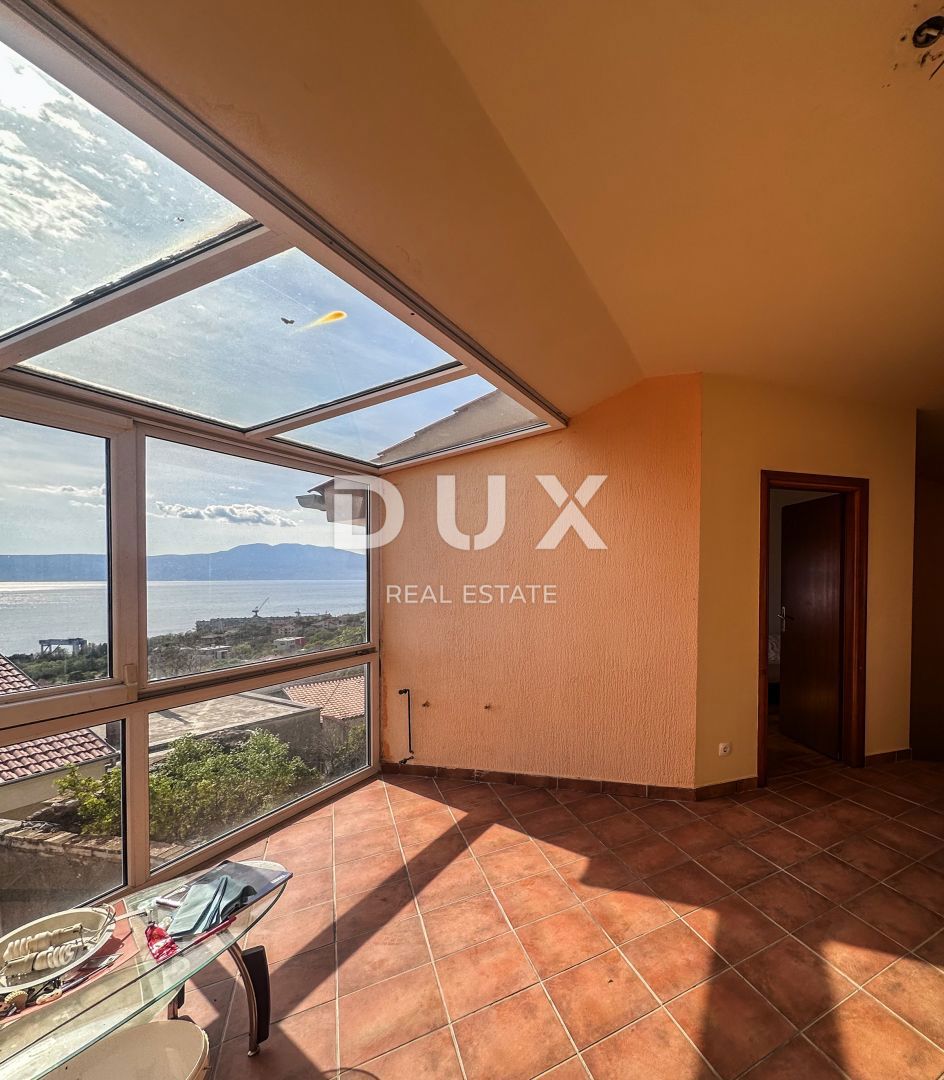 RIJEKA, KOSTRENA - Appartamento duplex con giardino a 800 m dal mare