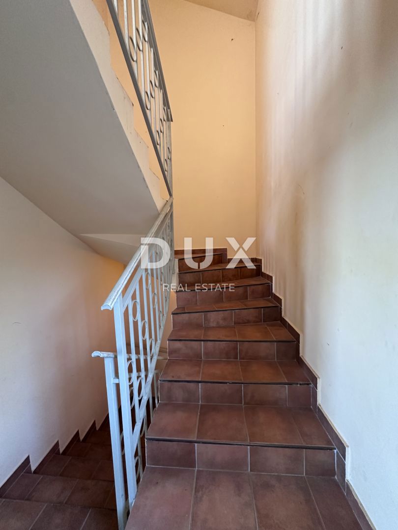 RIJEKA, KOSTRENA - Appartamento duplex con giardino a 800 m dal mare