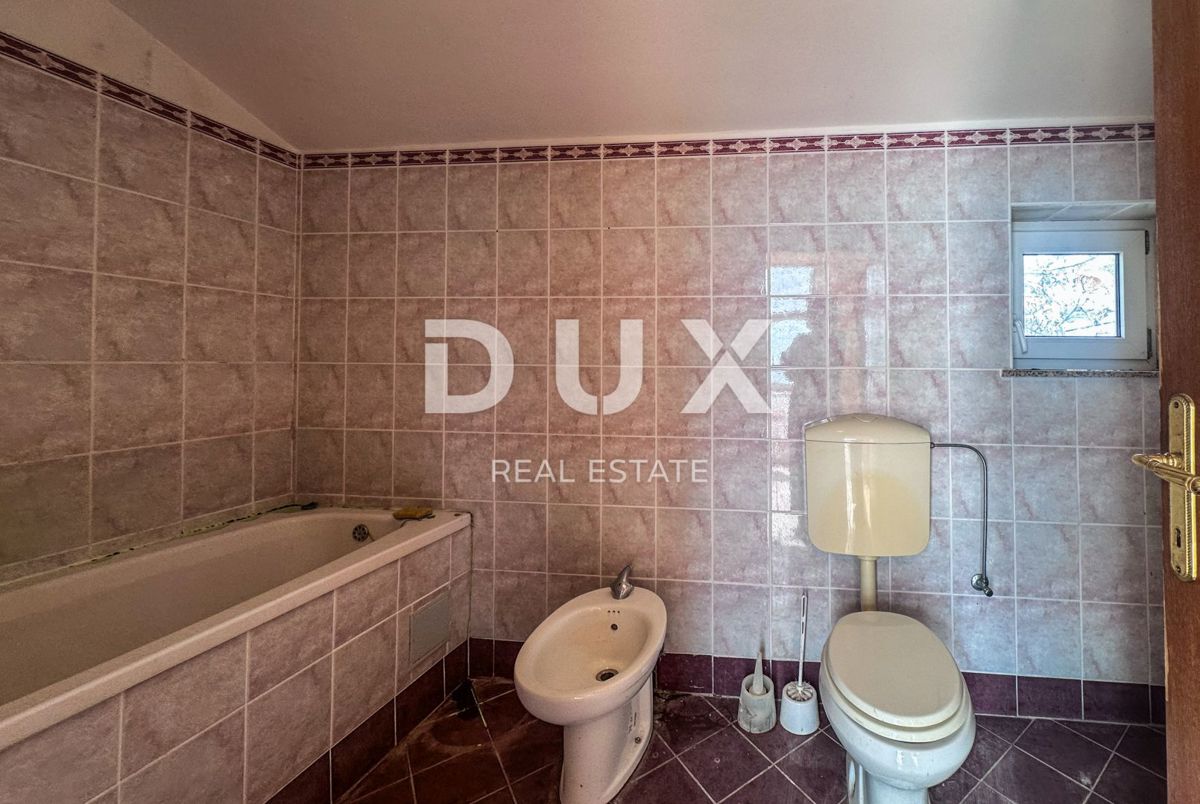 RIJEKA, KOSTRENA - Appartamento duplex con giardino a 800 m dal mare