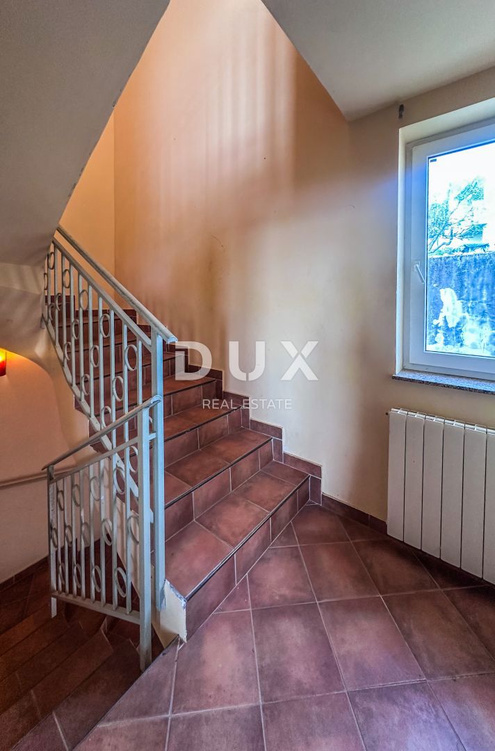 RIJEKA, KOSTRENA - Appartamento duplex con giardino a 800 m dal mare