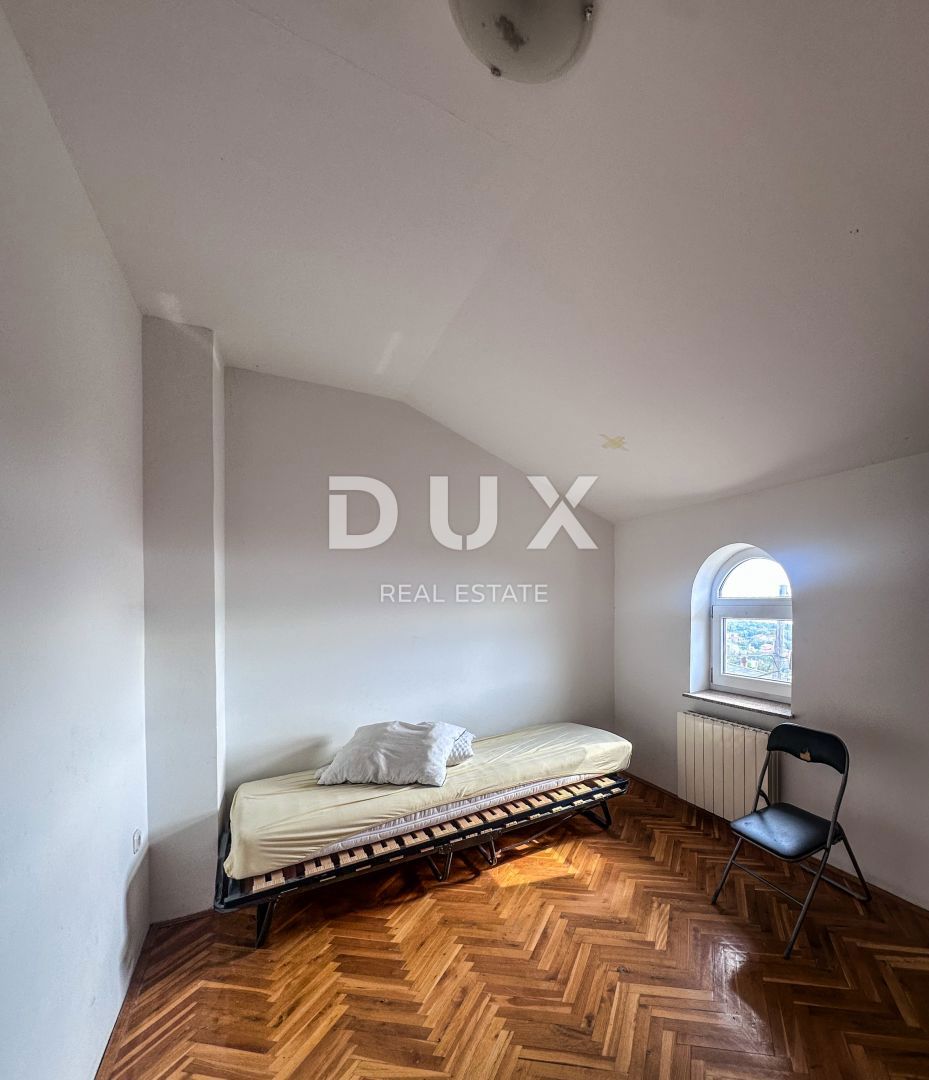 RIJEKA, KOSTRENA - Appartamento duplex con giardino a 800 m dal mare