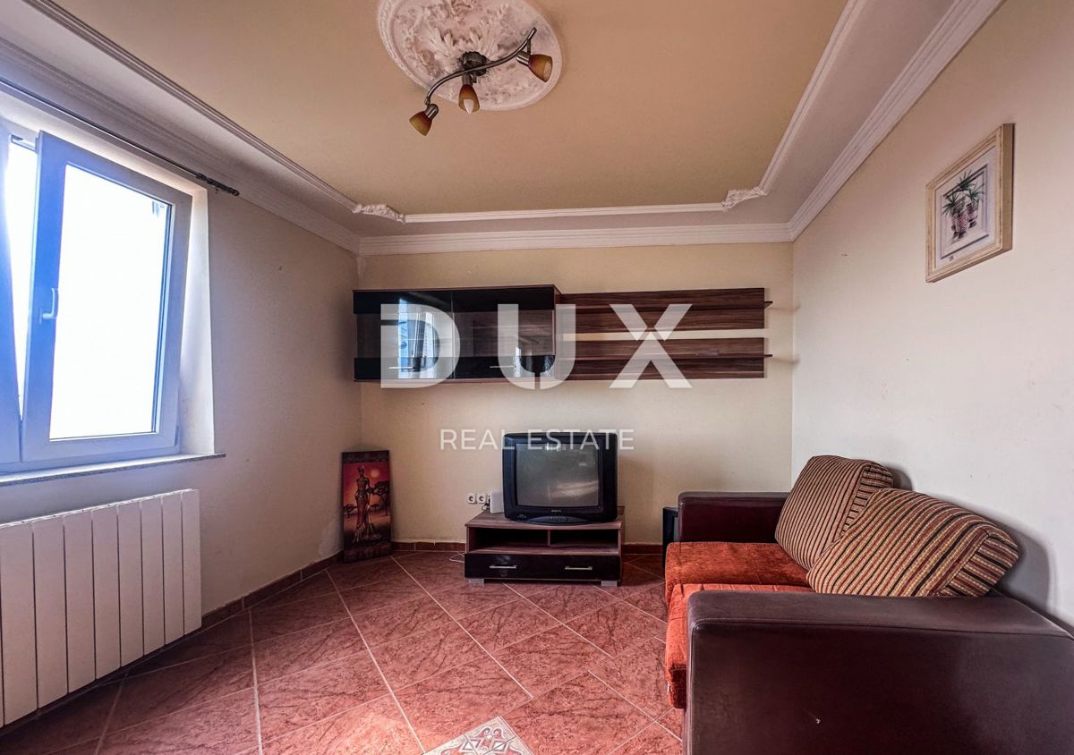 RIJEKA, KOSTRENA - Appartamento duplex con giardino a 800 m dal mare