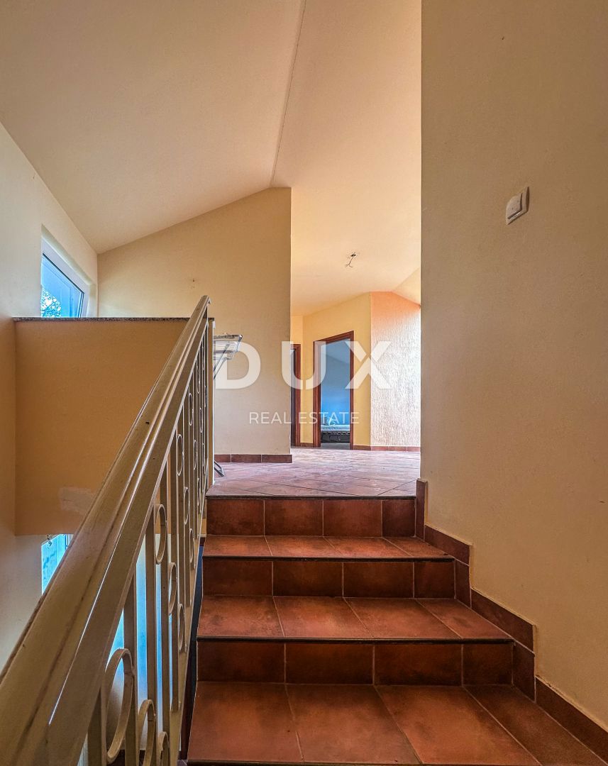 RIJEKA, KOSTRENA - Appartamento duplex con giardino a 800 m dal mare