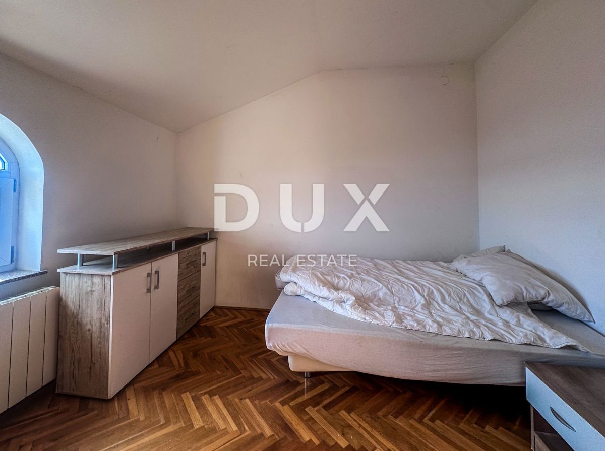 RIJEKA, KOSTRENA - Appartamento duplex con giardino a 800 m dal mare