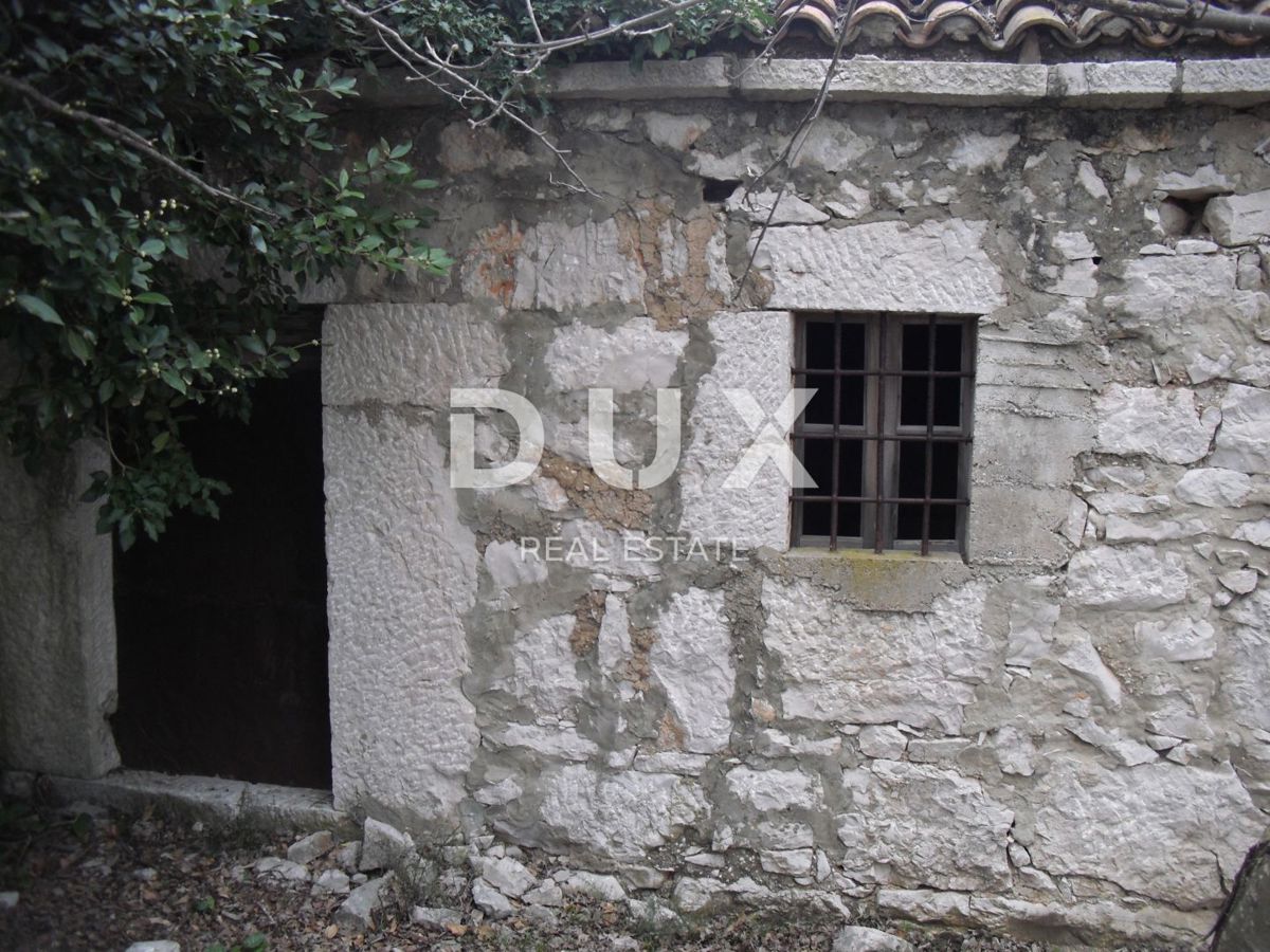 ISOLA DI KRK - Casa in pietra in posizione isolata a 250 m dal mare
